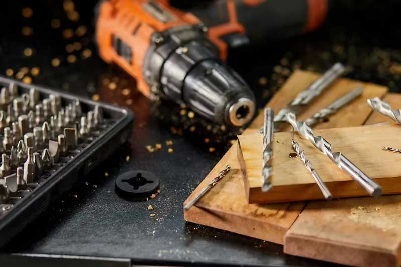 Sử dụng mũi khoan phù hợp với máy khoan cầm tay