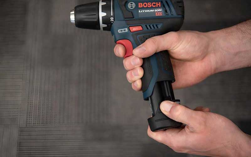 Ngắt nguồn điện trước khi vệ sinh máy khoan