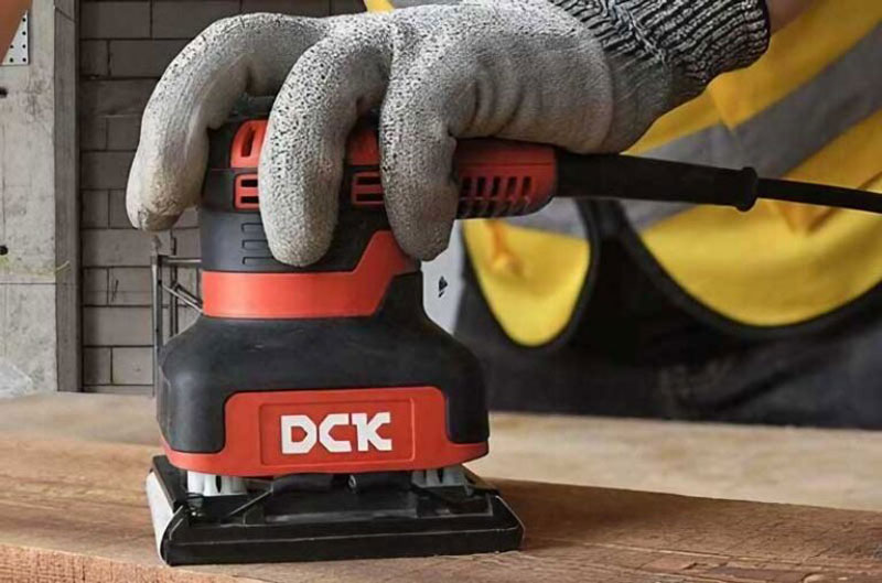 Máy chà nhám rung 240W DCK KSB04-100S 