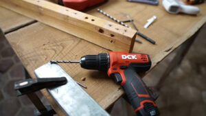 Máy khoan vặn vít dùng pin