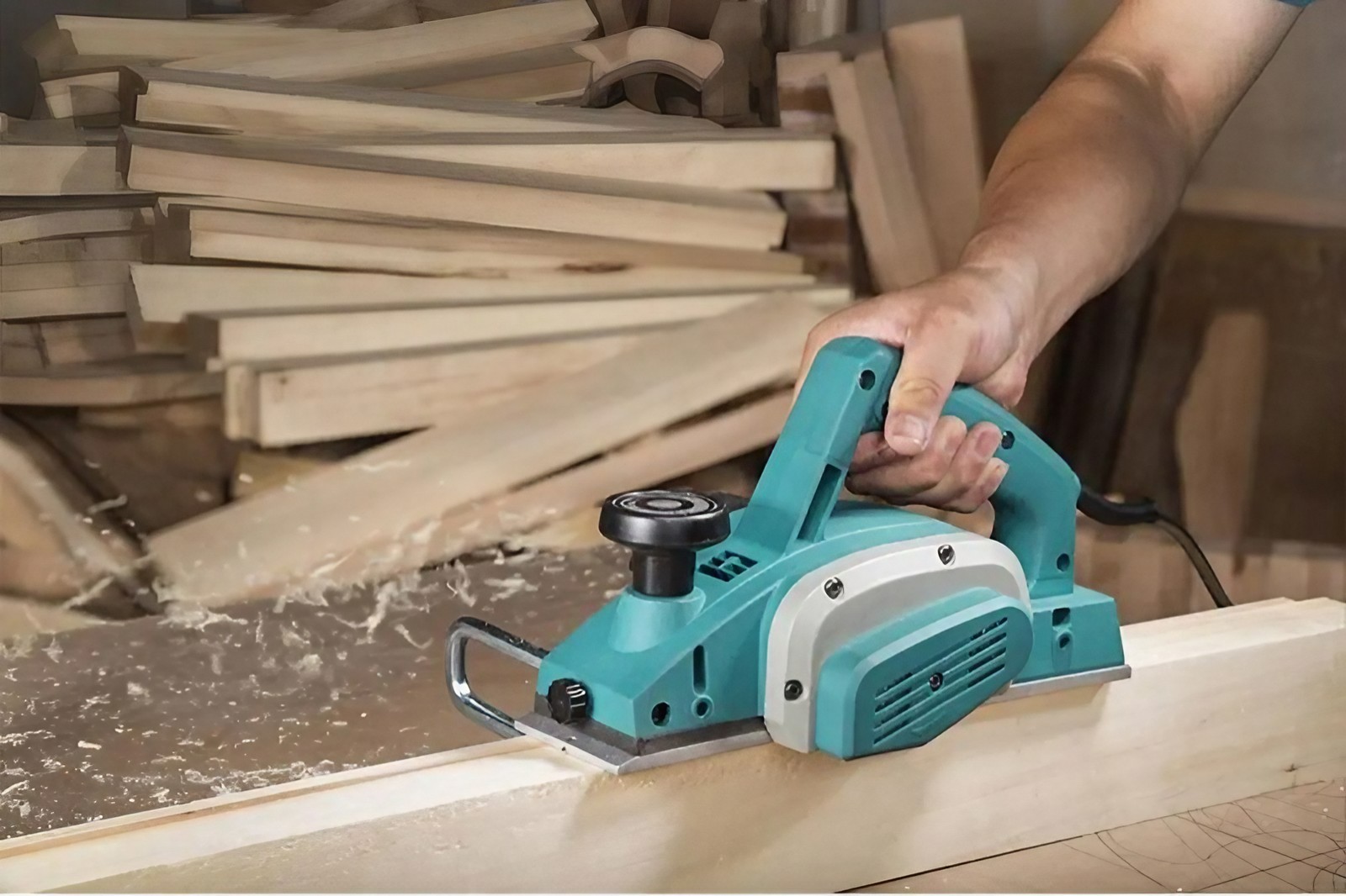 Ưu điểm và lợi ích thực tế của máy bào gỗ cầm tay